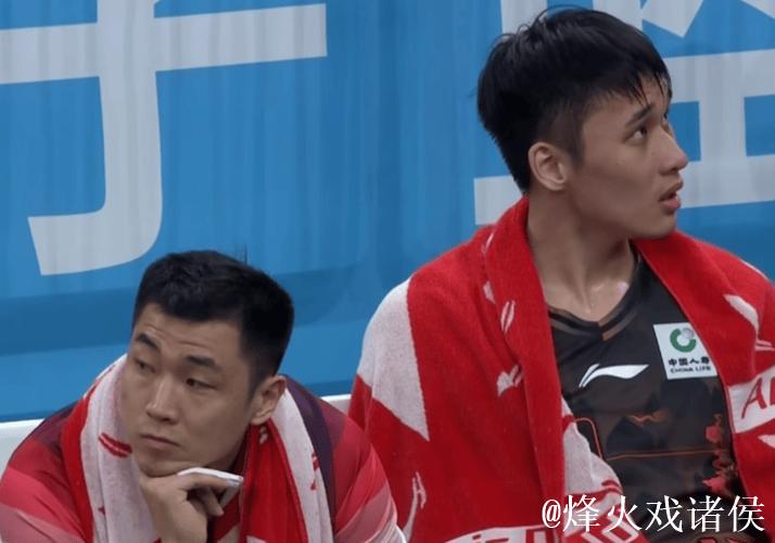 狂胜27分！山东队长在场输分，坐板凳席脸色铁青，球迷：让位吧