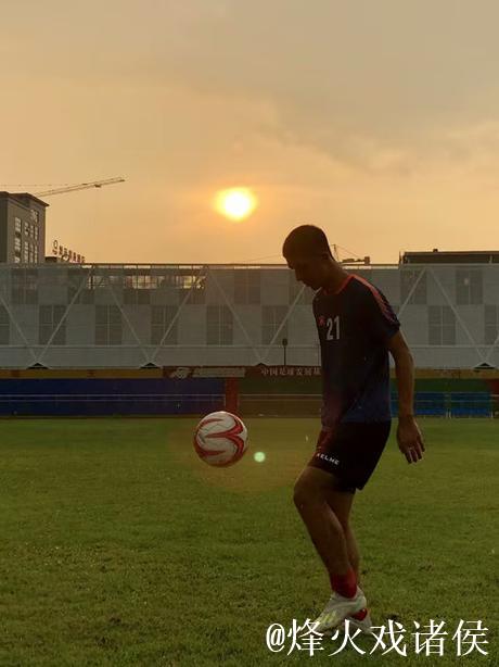 25岁职业球员改行卖肠粉:对中国足球死心了 25岁职业球员改行卖肠粉:对中国足球死心了