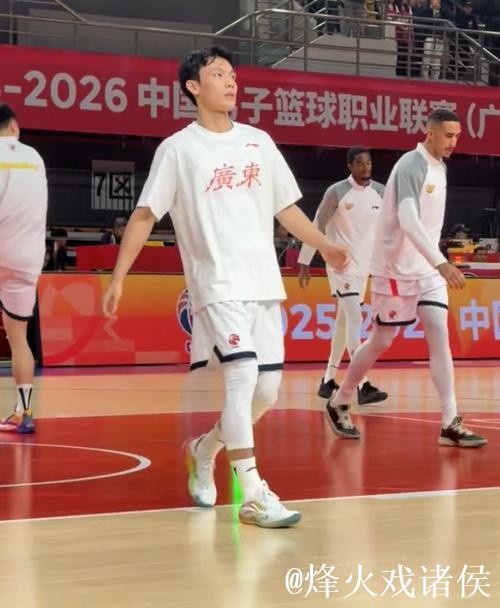 广东半主力出战仍硬刚广州,五连胜没跑爆发萨林杰徐杰撑场面,伤兵满营挡不住韧劲和配合比拼团队真实力 广东半主力出战仍硬刚广州,五连胜没跑爆发萨林杰徐杰撑场面,伤兵满营挡不住韧劲和配合比拼团队真实力