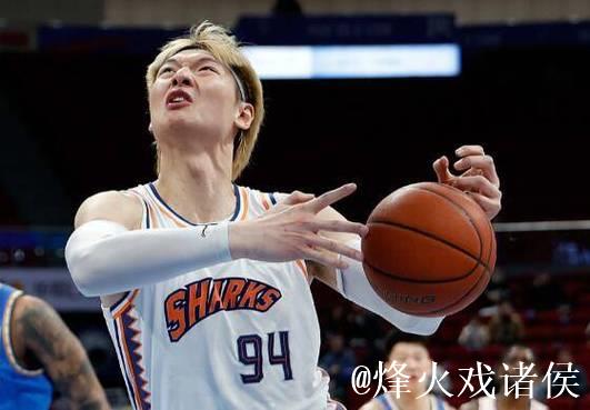 王哲林24+16上海5人上双胜深圳 布莱德索21+11